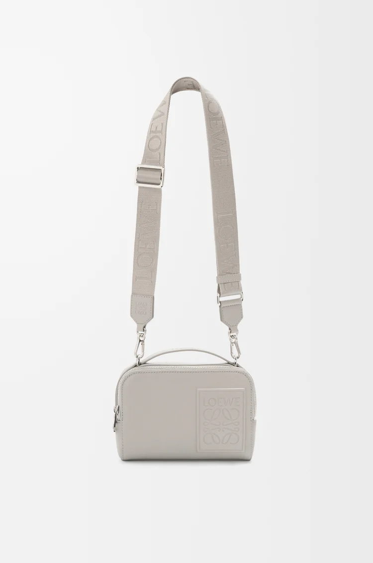 LOEWE クロスボディ カメラバッグ ミニ（サテンカーフ） シェルグレー